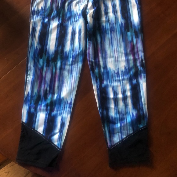 Like NEW never worn capri Leggings - Picture 4 of 6